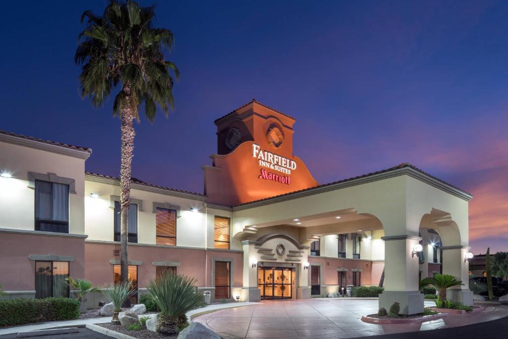 Fairfield Inn & Suites Tucson North/Oro Valley في وادي اورو: فندق فيه نخلة امام مبنى