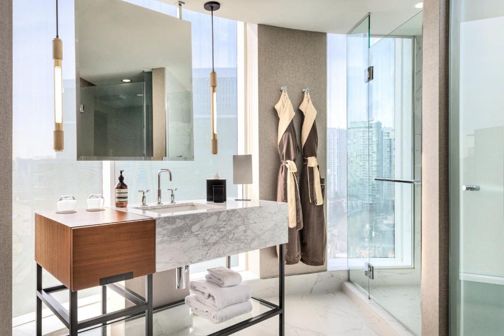 the DOUGLAS, Autograph Collection - Resim 44