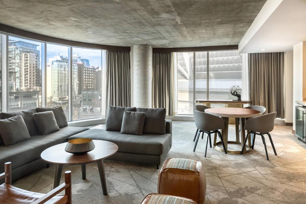 the DOUGLAS, Autograph Collection - Resim 13