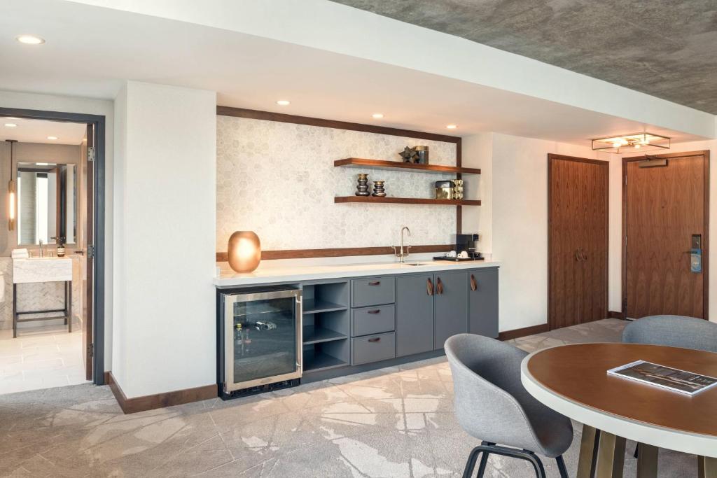 the DOUGLAS, Autograph Collection - Resim 15