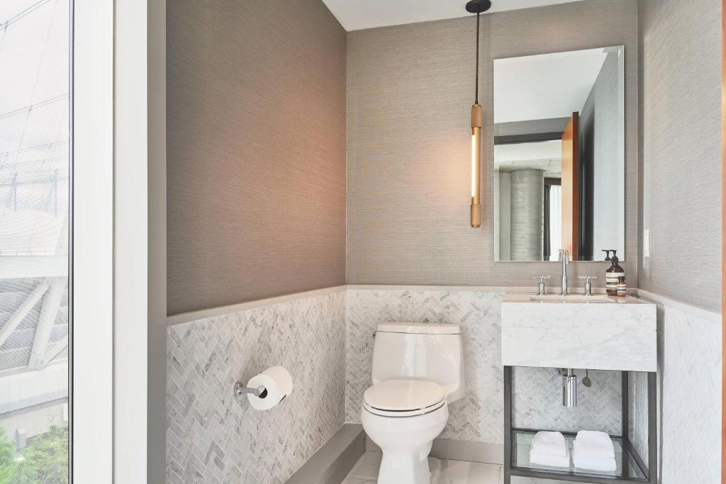 the DOUGLAS, Autograph Collection - Resim 16