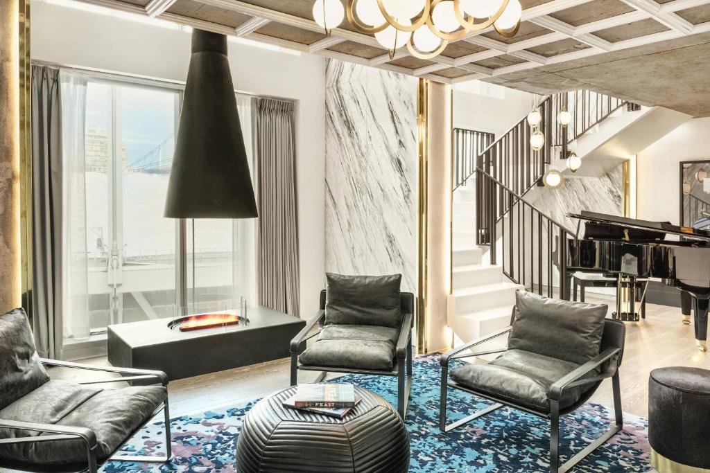 the DOUGLAS, Autograph Collection - Resim 18