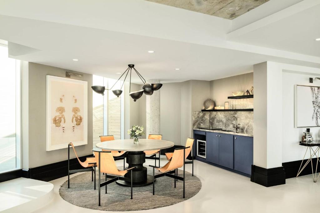 the DOUGLAS, Autograph Collection - Resim 20