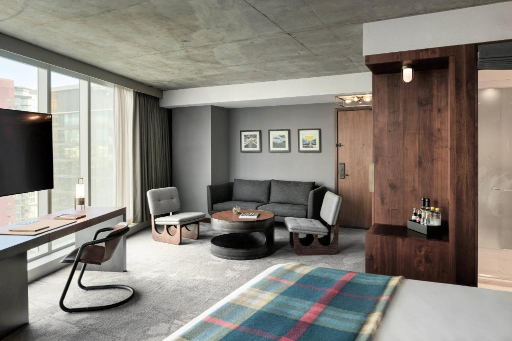 the DOUGLAS, Autograph Collection - Resim 34