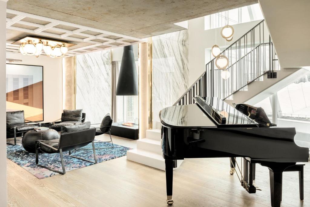 the DOUGLAS, Autograph Collection - Resim 19