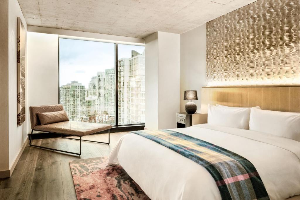 the DOUGLAS, Autograph Collection - Resim 5