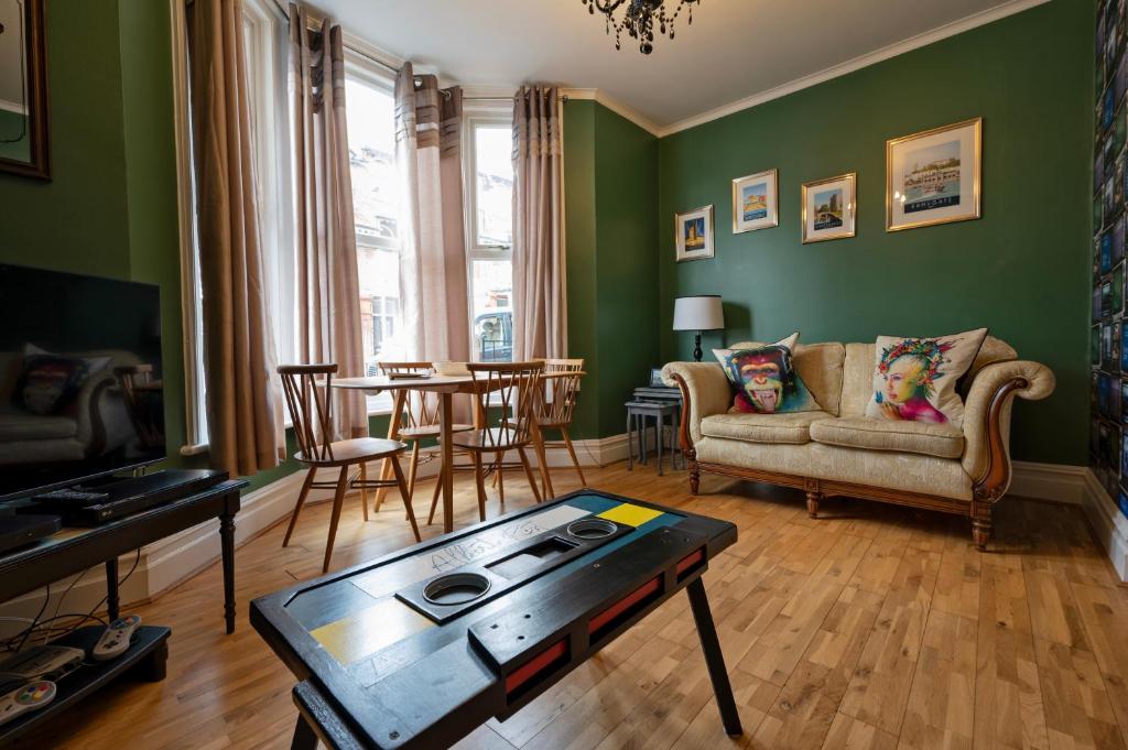 - un salon avec un canapé et une table dans l'établissement Albert's Rest, à Ramsgate