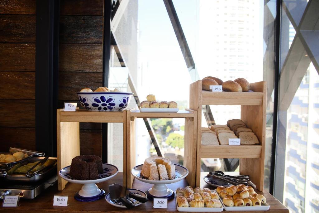 a display of different types of breads and pastries at Hotel Black Inn Flamboyant in Goiânia