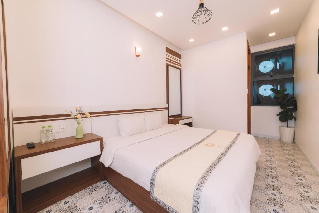 Postel nebo postele na pokoji v ubytování Hạ Na Hotel Đà Lạt