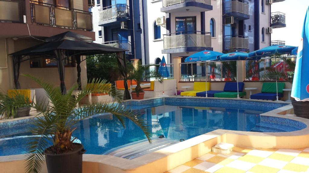 Mirage Family Hotel في بريمورسكو: مسبح وسط مبنى