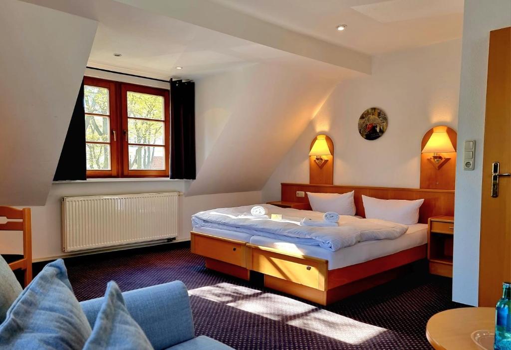 ポツダムにあるFritz Aparthotel Potsdamのベッドとソファ付きのホテルルーム