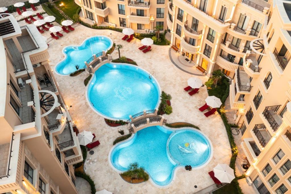 Bazén v ubytování APHRODITE PARK DELUXE nebo v jeho okolí