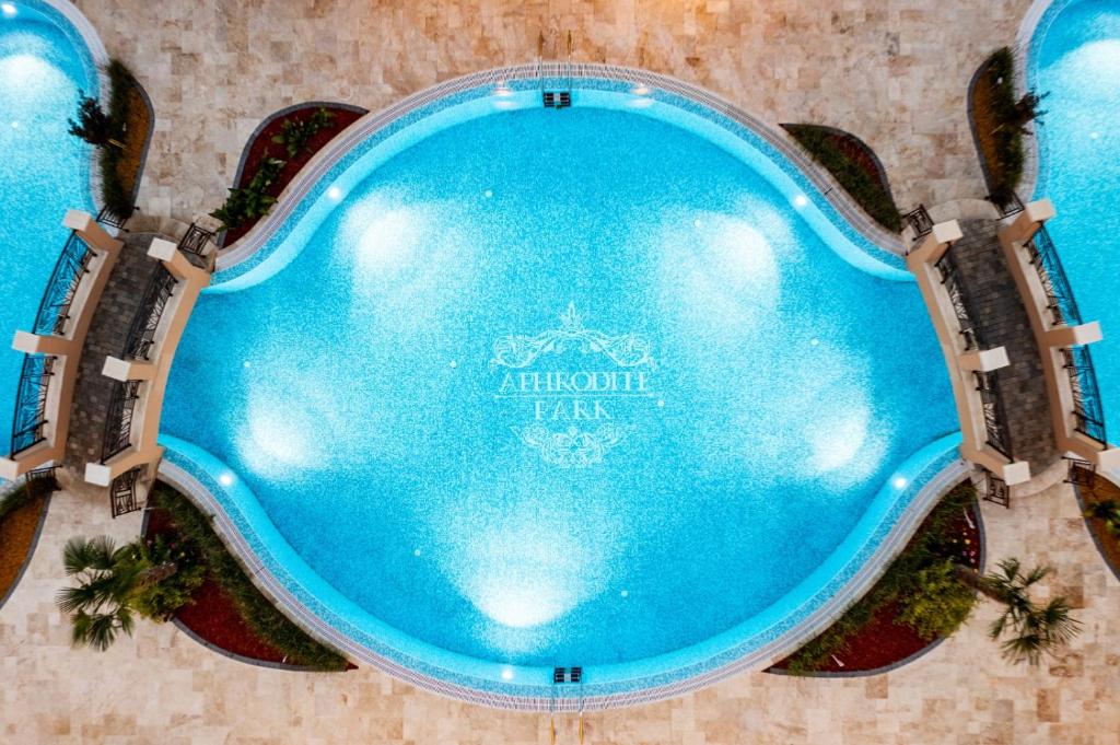 Bazén v ubytování APHRODITE PARK DELUXE nebo v jeho okolí