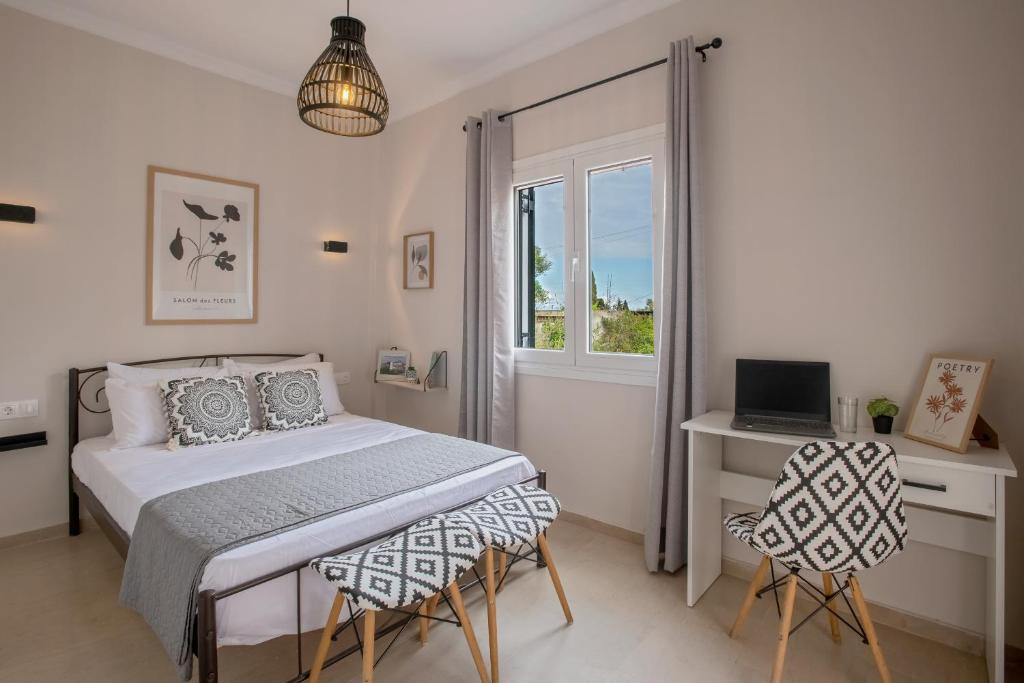 En eller flere senge i et værelse på Roxandra Suite Corfu