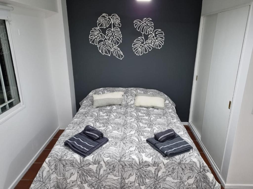 ein Schlafzimmer mit einem Bett mit zwei Kissen darauf in der Unterkunft Departamento en pleno centro Don Bosco 73 in Mendoza