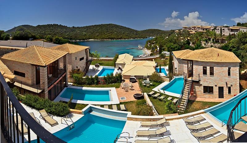 una vista aérea de un complejo con 2 piscinas en Ornella Beach Resort & Villas, en Sivota