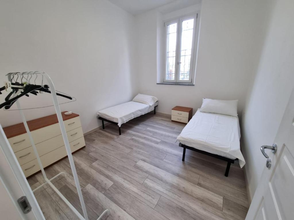 Pokój z dwoma łóżkami i drabiną w obiekcie Appartamento viktor w mieście Cislago
