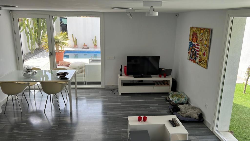 Televízia a/alebo spoločenská miestnosť v ubytovaní Ganesha