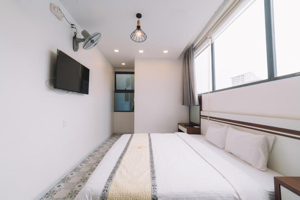 Postel nebo postele na pokoji v ubytování Hạ Na Hotel Đà Lạt