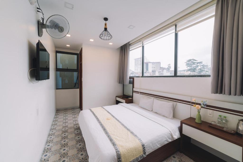 Postel nebo postele na pokoji v ubytování Hạ Na Hotel Đà Lạt