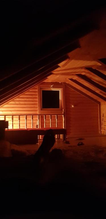 ein dunkles Bild eines Hauses mit einem Fernseher im Dunkeln in der Unterkunft Stefan in Nikšić