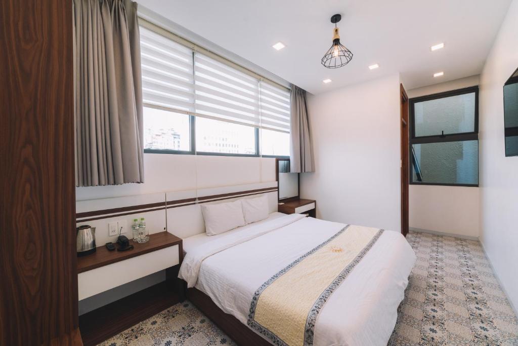 Postel nebo postele na pokoji v ubytování Hạ Na Hotel Đà Lạt