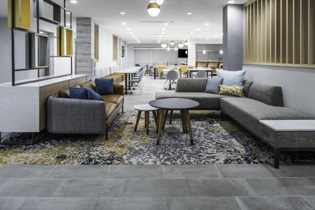 vestíbulo con sofás, mesa y sillas en TownePlace Suites by Marriott San Antonio Universal City, Live Oak, en Selma