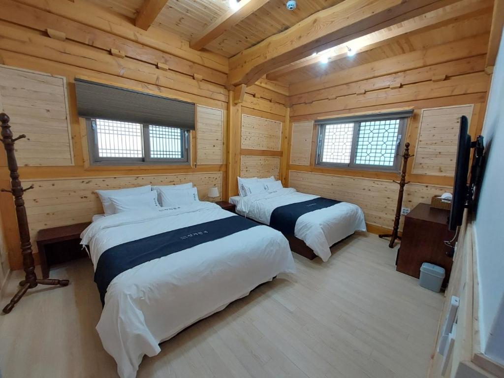 En eller flere senge i et værelse på Jeongga Hanok