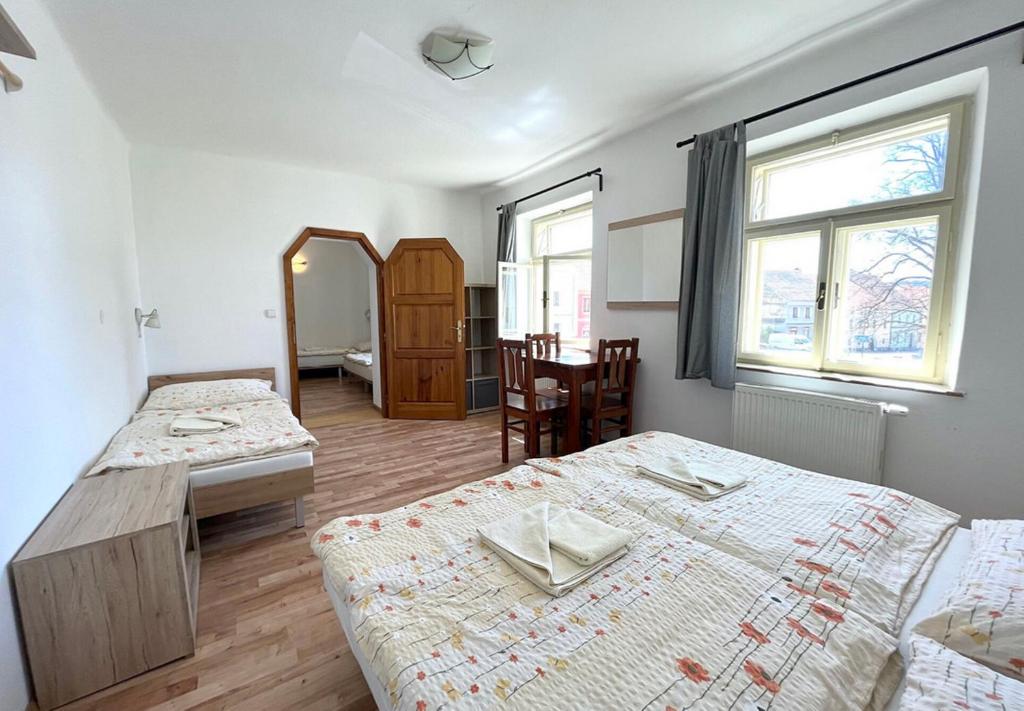Apartmány Na Rynku Chvalšiny 18 - Suite With 2 Bedrooms And Shared Kitchen