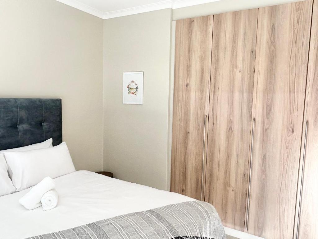 ein Schlafzimmer mit einem Bett und einem großen Fenster in der Unterkunft Ballito Hills - Ocean View, Queen Bed & Free Wi-Fi in Durban