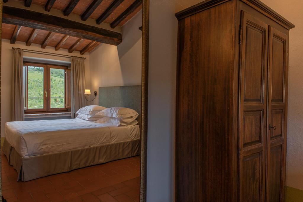 Postel nebo postele na pokoji v ubytování Borgo Le Noci Chianti Retreat & Pool