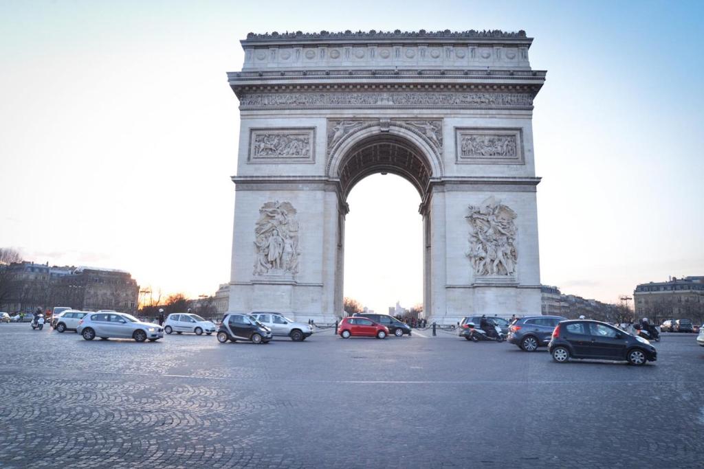 巴黎的住宿－Champs Elysées 2，停车场内停放汽车的大型纪念碑