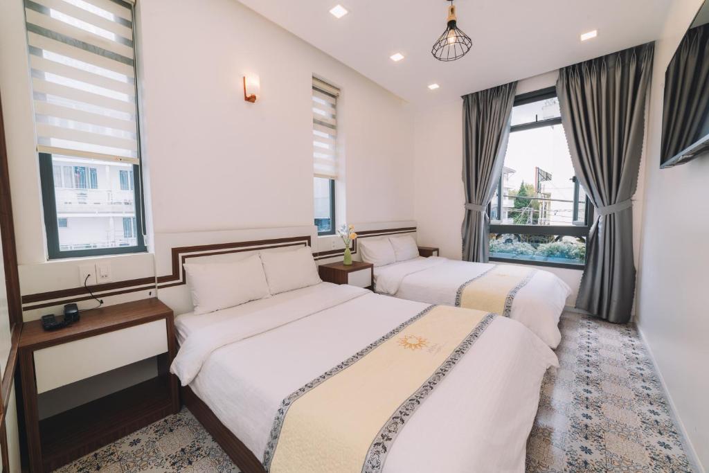 Giường trong phòng chung tại Hạ Na Hotel Đà Lạt