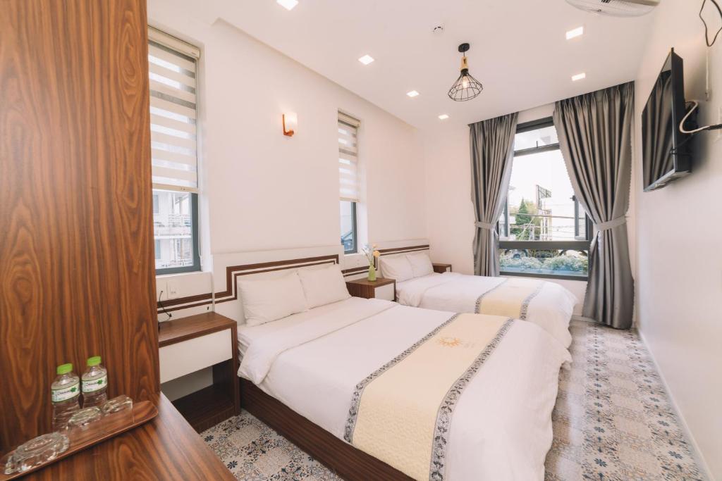 Giường trong phòng chung tại Hạ Na Hotel Đà Lạt