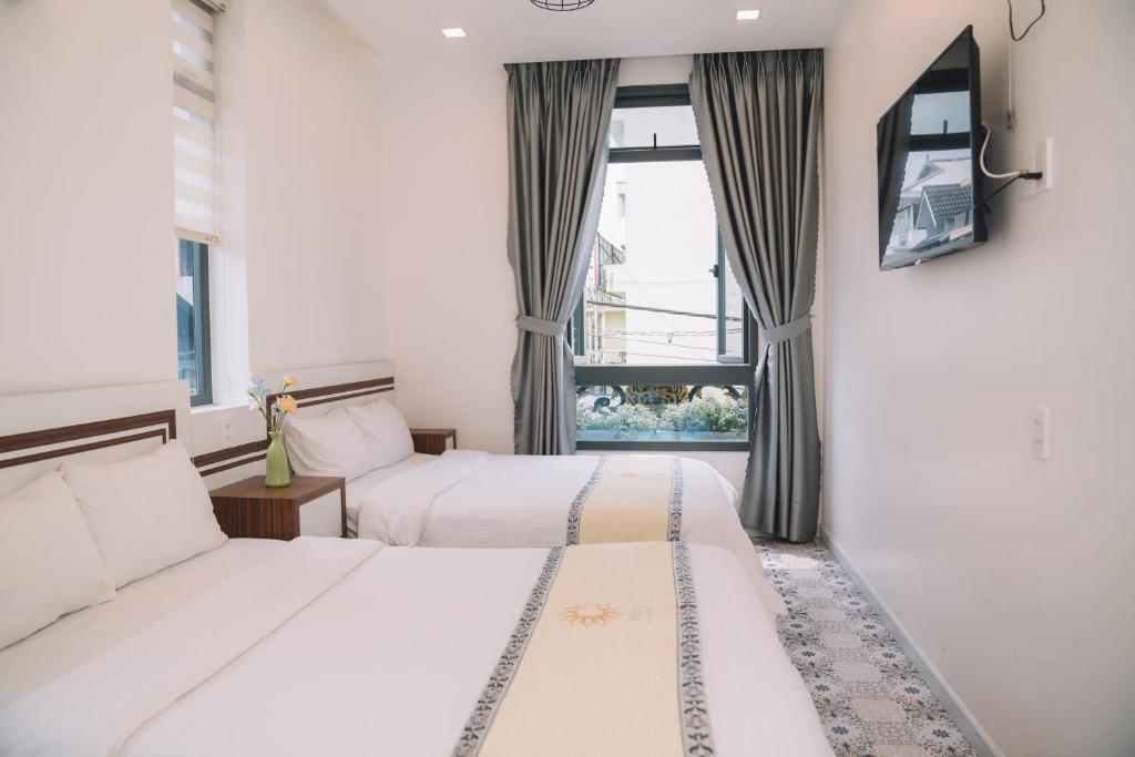 Postel nebo postele na pokoji v ubytování Hạ Na Hotel Đà Lạt