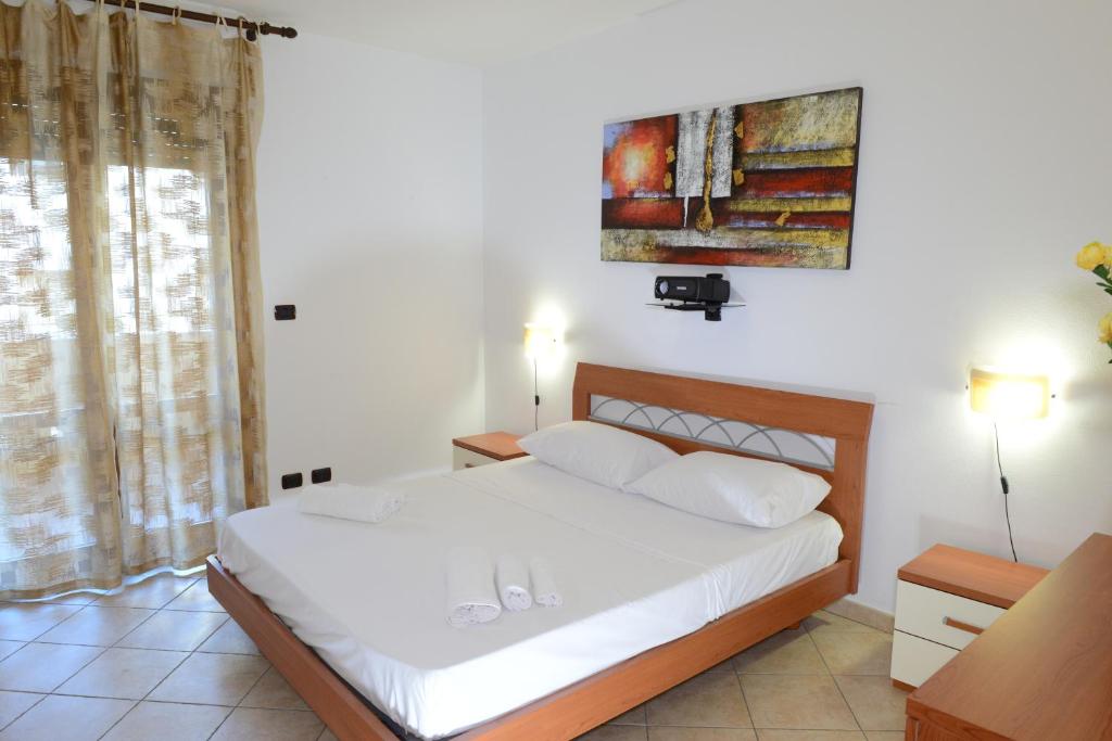 アルゲーロにあるCasa Vacanza Il Dolce Mareのベッドルーム(大きな白いベッド1台、窓付)
