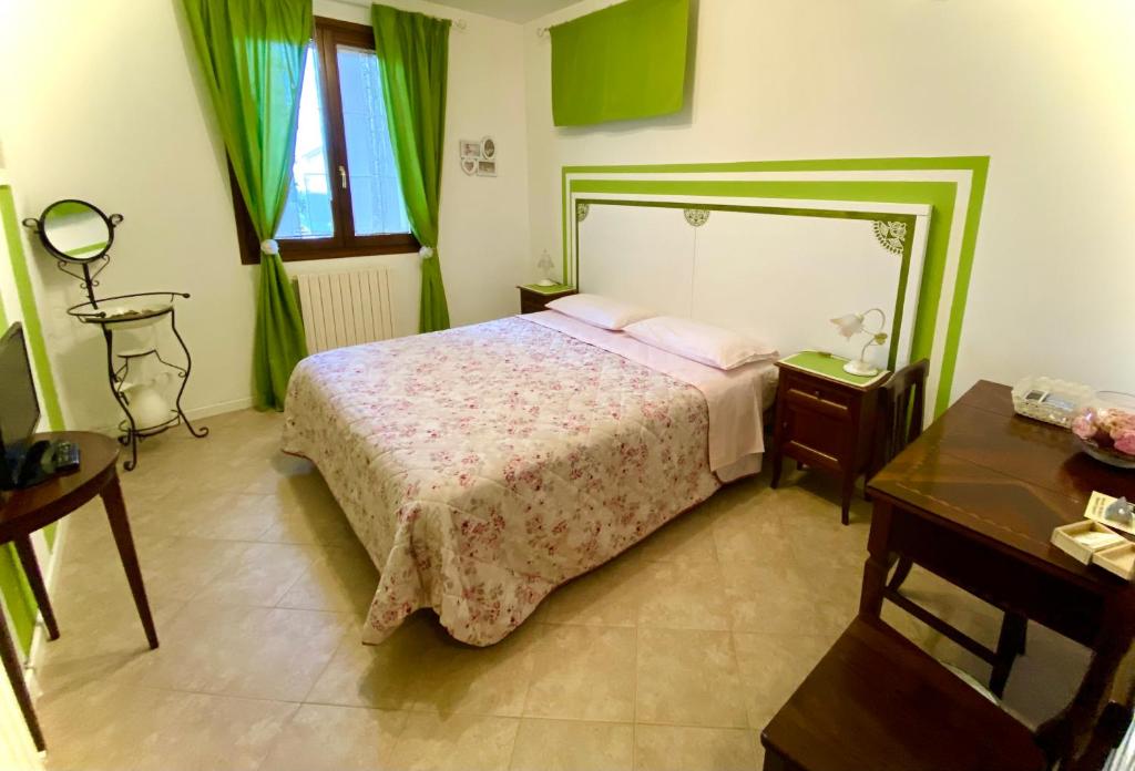オッキオベッロにあるA Casa di Lauraのベッドルーム1室(ベッド1台、ドレッサー、テーブル付)