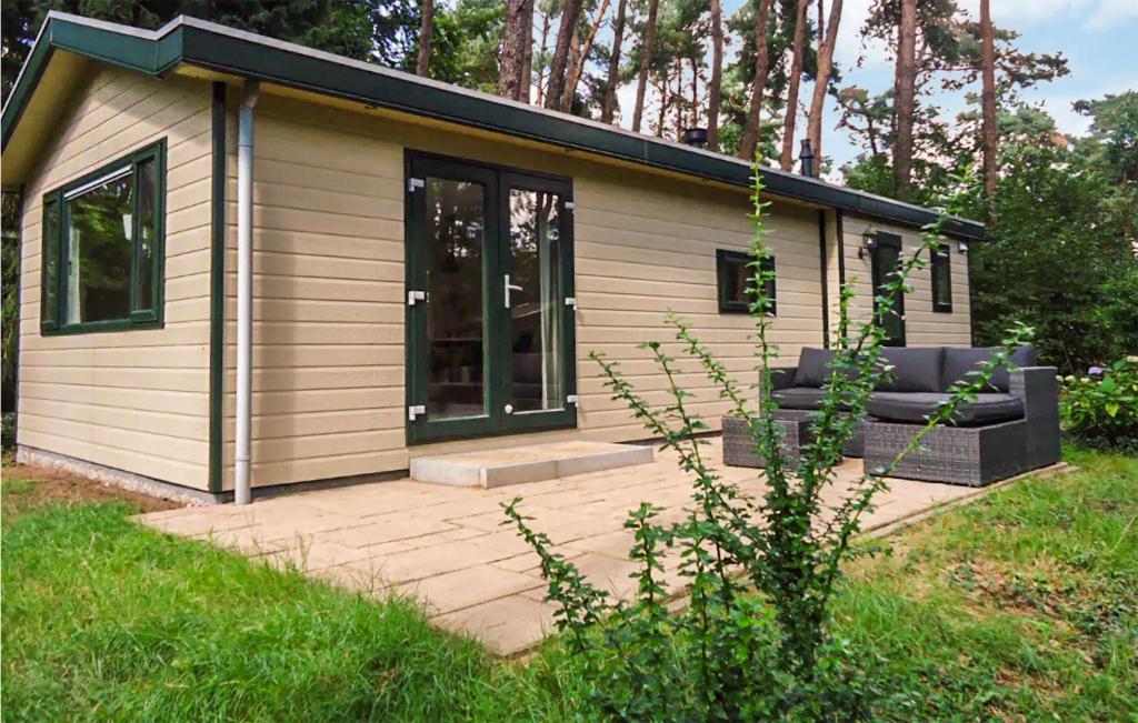 Cette petite cabine dispose d'une terrasse en gazon. dans l'établissement Lovely stacaravan In Markelo With Wifi, à Markelo