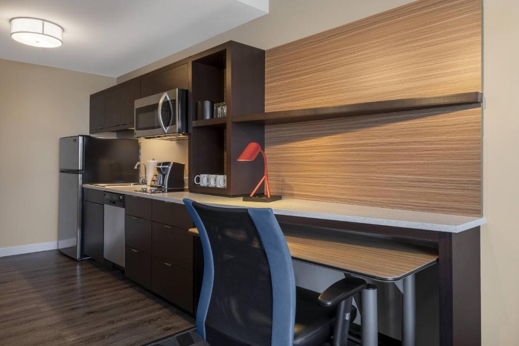 a kitchen with a desk and a chair in a room at TownePlace Suites by Marriott St. Louis Edwardsville, IL in Edwardsville