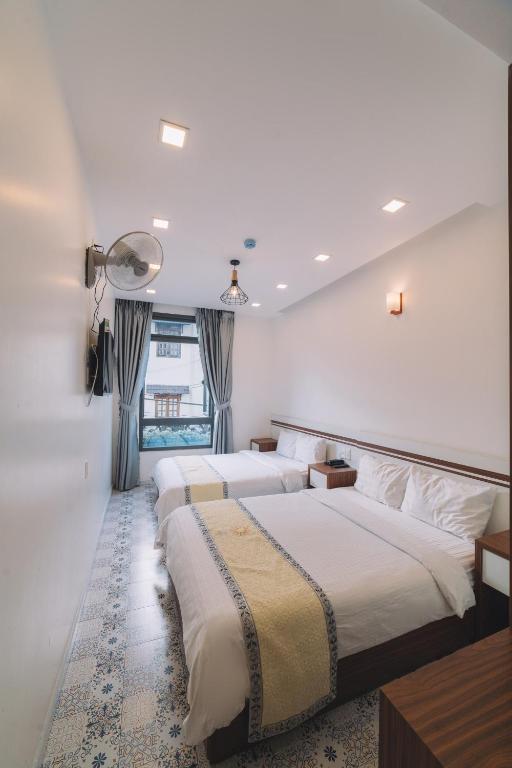 Giường trong phòng chung tại Hạ Na Hotel Đà Lạt