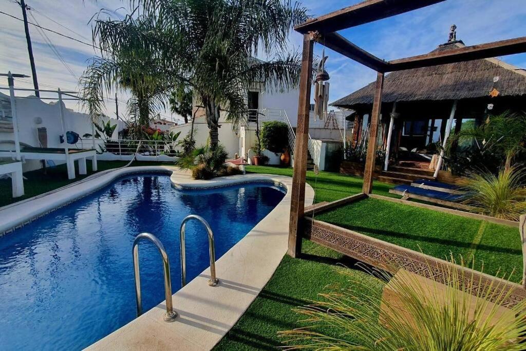 una piscina frente a una casa en Villa Oasis 10 pers, piscina, BBQ, 10 min playa, en El Tosalet