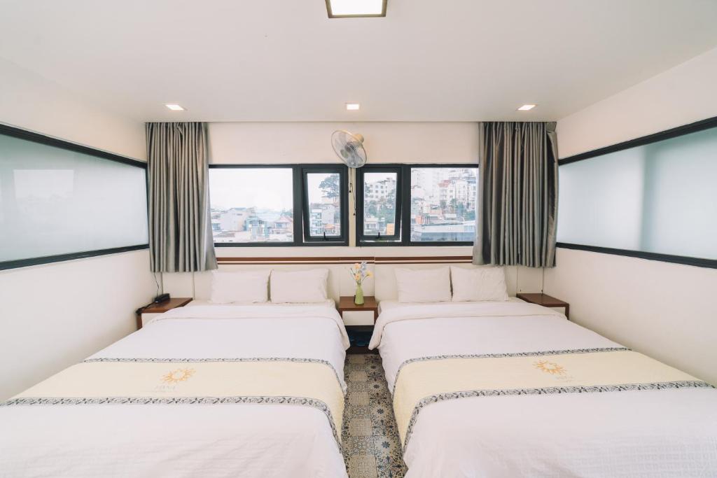 Giường trong phòng chung tại Hạ Na Hotel Đà Lạt
