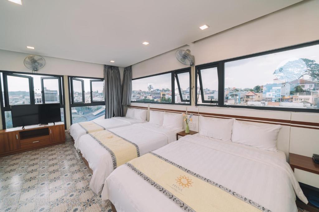 Giường trong phòng chung tại Hạ Na Hotel Đà Lạt