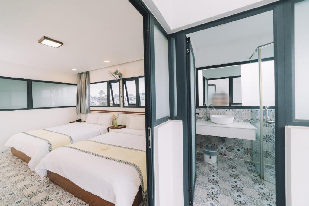 Giường trong phòng chung tại Hạ Na Hotel Đà Lạt