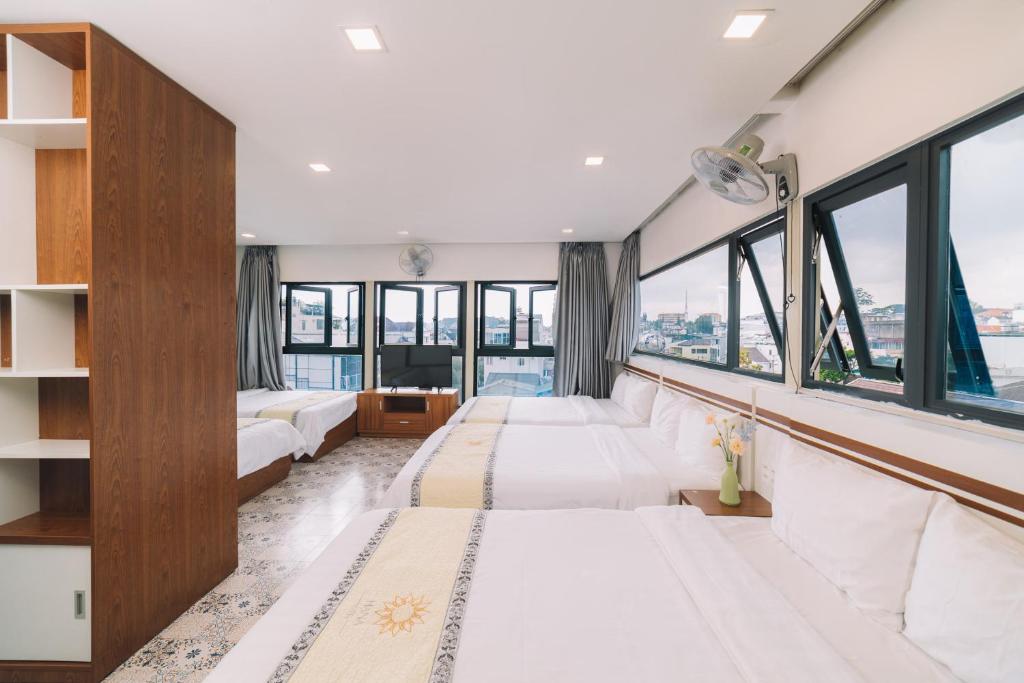 Postel nebo postele na pokoji v ubytování Hạ Na Hotel Đà Lạt