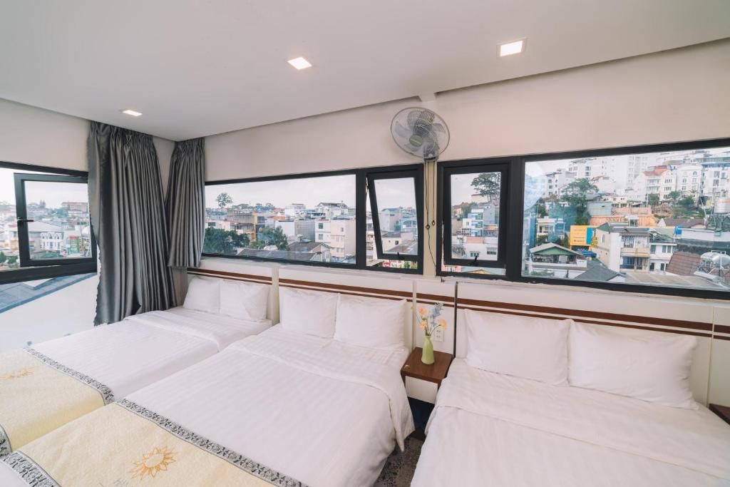 Giường trong phòng chung tại Hạ Na Hotel Đà Lạt