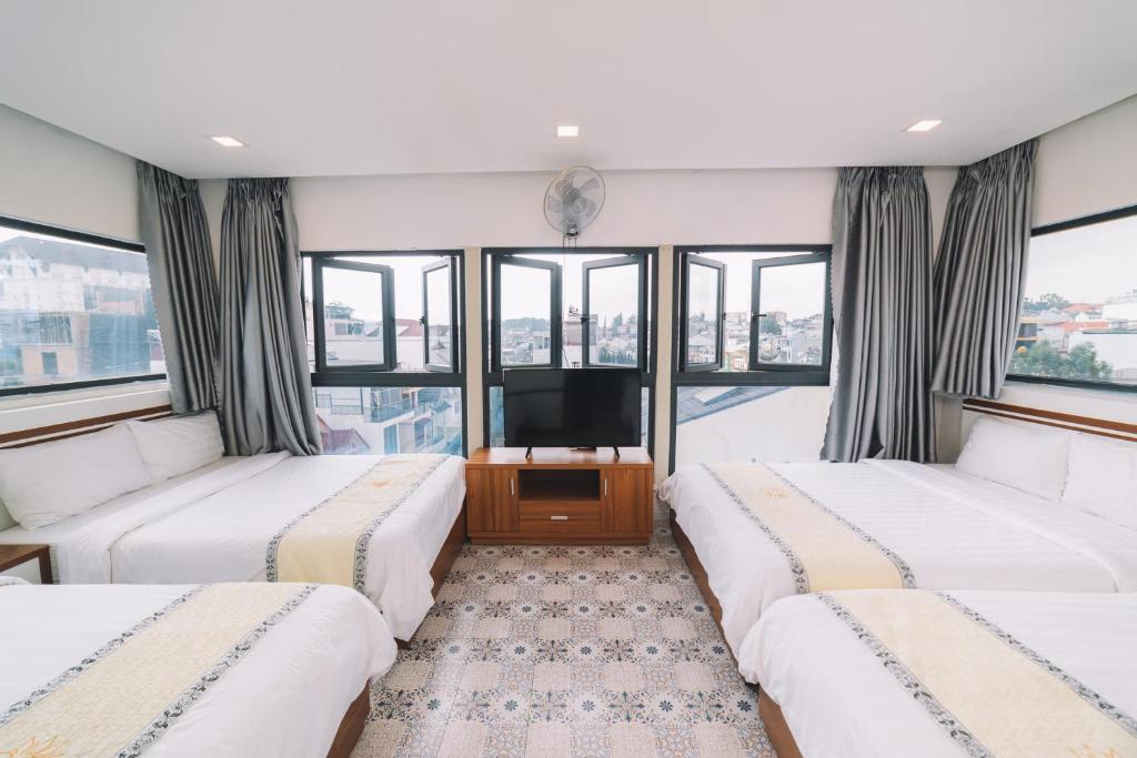 Giường trong phòng chung tại Hạ Na Hotel Đà Lạt
