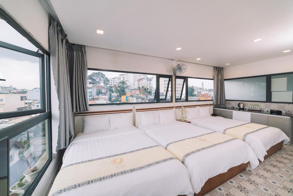 Giường trong phòng chung tại Hạ Na Hotel Đà Lạt