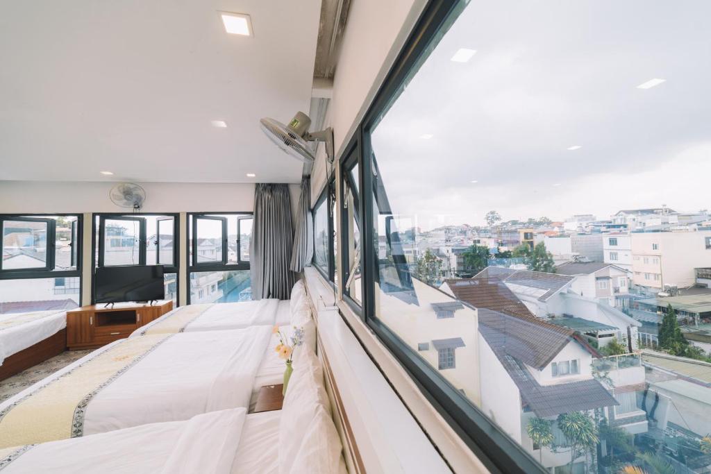 Postel nebo postele na pokoji v ubytování Hạ Na Hotel Đà Lạt