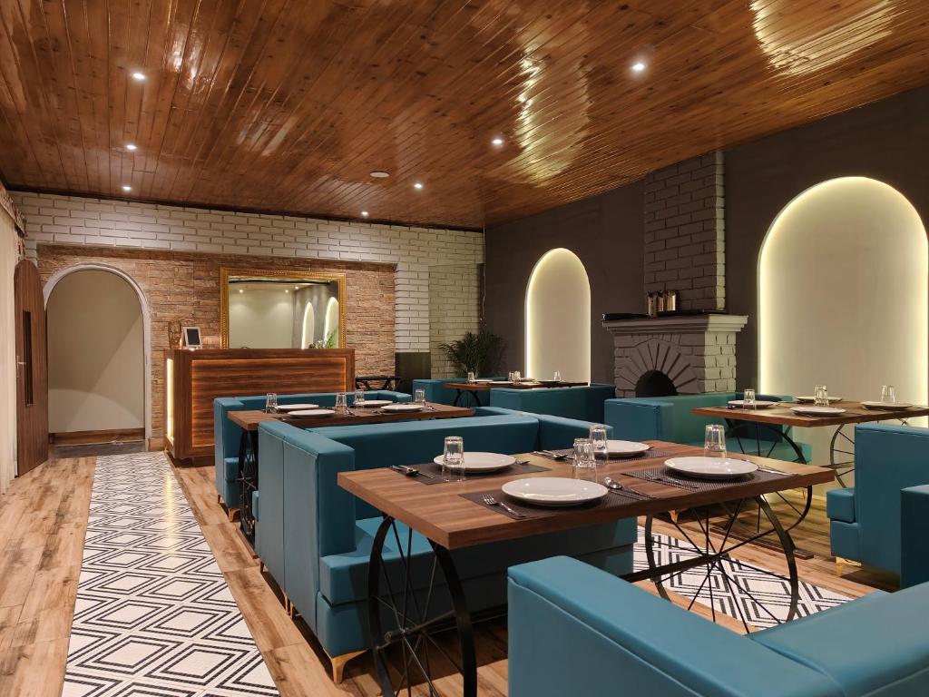 Posezení v ubytování Mount Polaris Suites & Spa